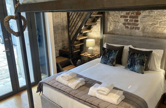 The Bruce @ RWY Studio - sleeps 4 guests in 1 bedroom