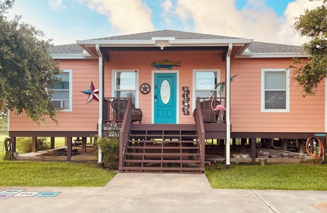 THE BUNGALOW-DELIGHTFUL GETAWAY FOR 7-10 FOLKS WITH STOCKED POND AND COOL DECK.