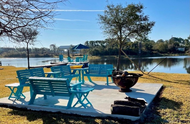 THE BUNGALOW-Delightful Getaway, ice machine, stocked pond, and awesome deck.