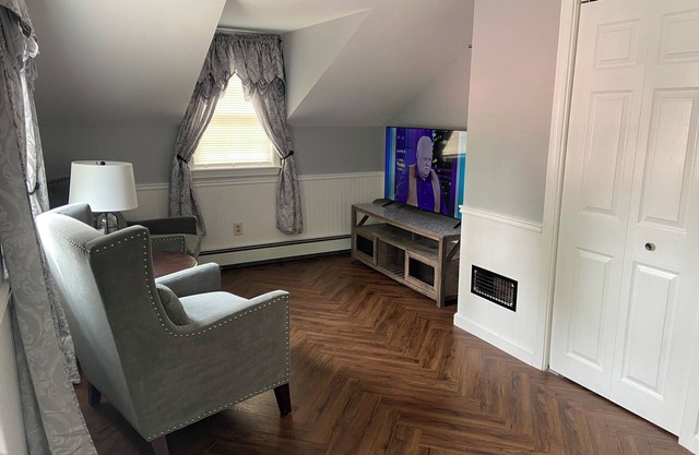 The Buoy House is a charming 2nd floor apartment in York close to beaches.