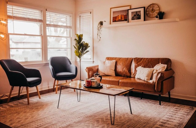 The Burrow-Cozy 3 BDRM HM - Free Parking