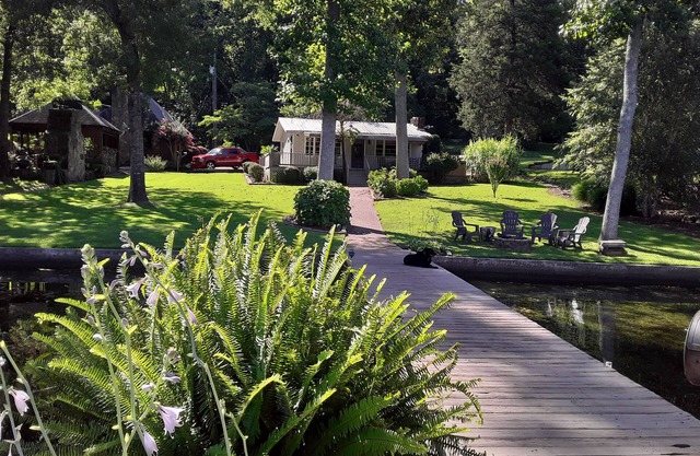 THE CABIN IN THE HOLLOW Main channel, waterfront, deep water dock, pet friendly
