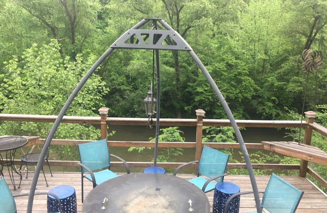 THE CABIN ON THE MAYO RIVER. SURROUNDED BY STATE PARK. PRIVATE WATERFRONTn
