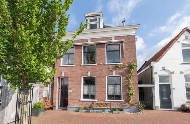 The Captain's Cabin with XXL bath and sauna on the river De Lek