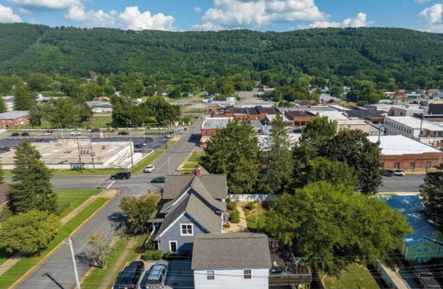 The Carriage House: Charming Guest House w/BR, LR, DR, Full Kitchen, & Bath
