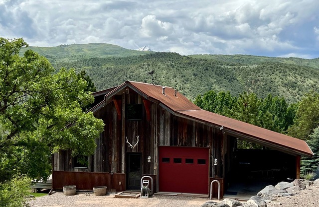 THE CARRIAGE HOUSE-Daily, weekly and monthly rentals.