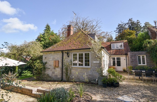 THE CARRIAGE HOUSE, pet friendly, luxury holiday cottage in Uplyme