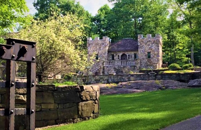 'The Castle Cottage' overlooking Lake George!