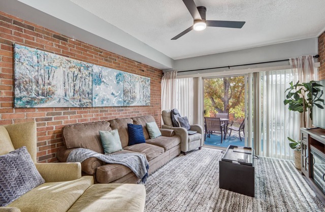 The Centre Condo: Best Location, Pigeon Forge, King Bed