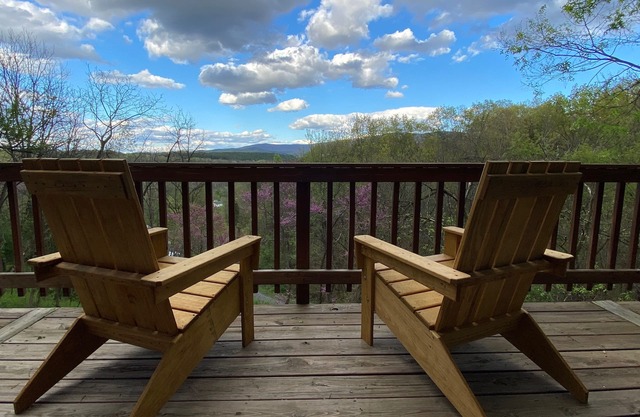 "The Chalet" Shenandoah Valley Getaway w/Hot Tub near Luray, VA