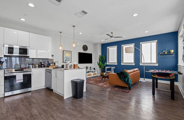 The Charming 2BD: In the Heart of FortW & Stylish!