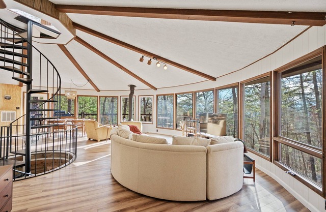 The Chestnut, 10 guests, near Lake Laura