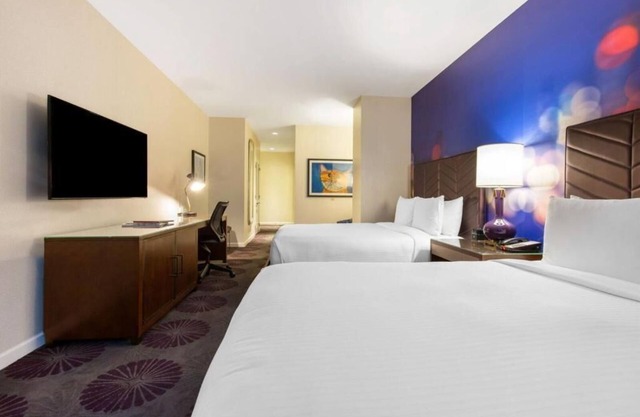 The Chicago Hotel Collection Magnificent Mile Sleek Standard Double Queen