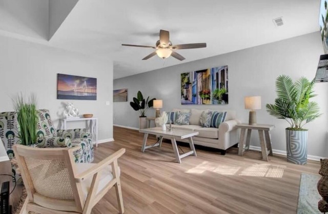 The Chucktown! Walkable to bars+KING bed!