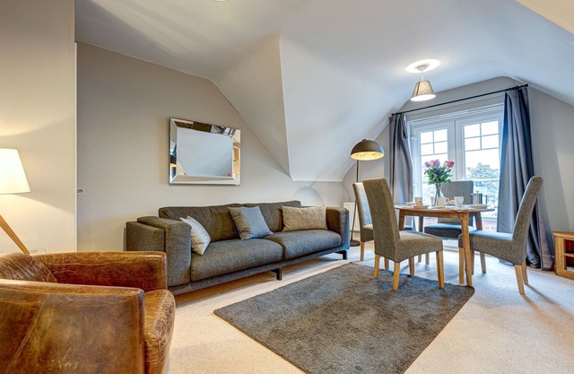 The Churchill Suite Vanbrugh 6 | Oxford Holiday Let | 2 Beds & Sleeps 4