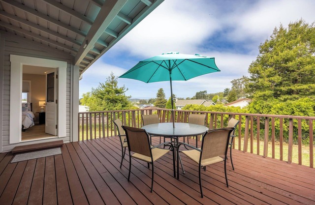 The Coastal Retreat, Scenic Harbor, Ocean Views, Walk to Beach, Restaurants