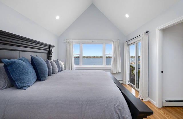 The Coastal Vibes House in historic Pawtuxet Village! 1 minute to harbor.