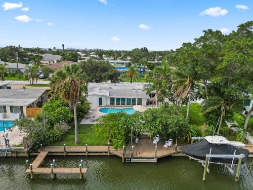 The Cocoa Plum - A Quiet Riverfront Pool Home Near Beach