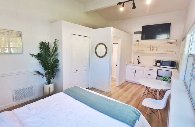 The Cocohut Studio 8 Blocks to the Beach and PIER
