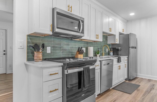 The Comber Renovated 2023 2bd Luxury House 2 blocks from beach