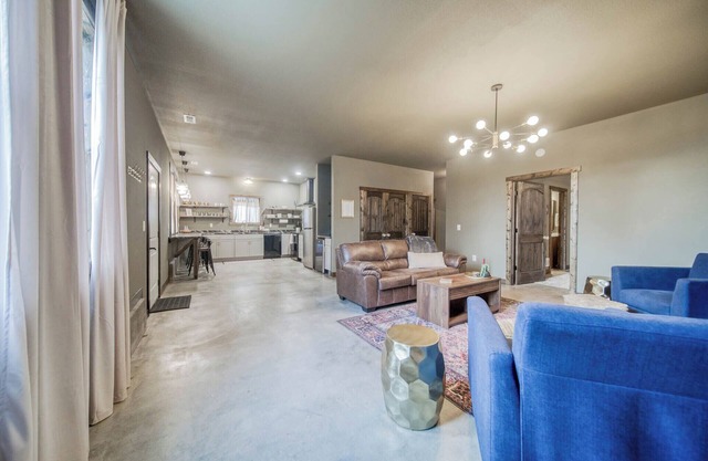 The Concord: A charming 2-bed 2-bath pet friendly house in historic Saint James