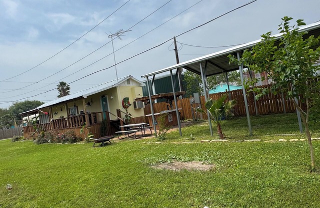 The Copenhagen Bungalow with 1 bedroom in Port O'Connor with AC