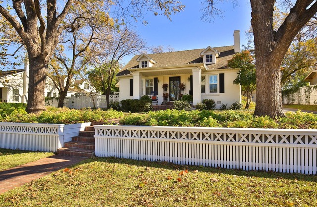 The Cottage at Eleven09-A Fine Guest Experience in Historic Abilene