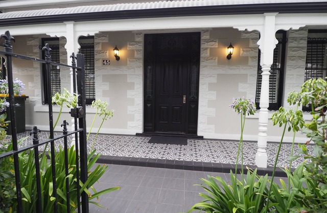 'THE COTTAGE' at Gordon St Villas - luxury accom. for 8 in the Heart of Glenelg