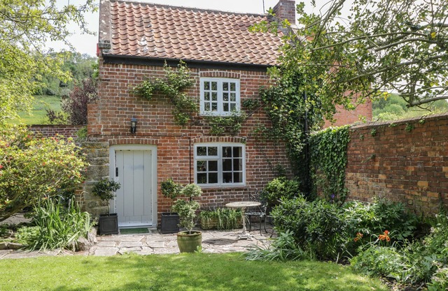 THE COTTAGE, character holiday cottage, with open fire in Brent Knoll