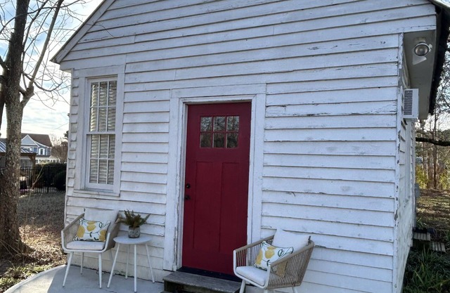 The Cottage @ the Farmhouse. 20 minutes from DT Raleigh!