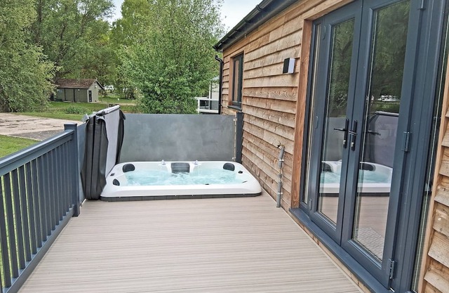 The Country oak is a 2 double bedroom lodge with en suites to both rooms.