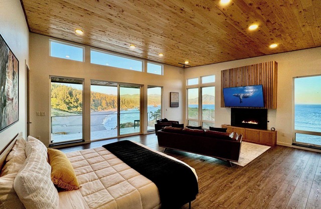 The Cove at Port Orford: Gray Whale Suite