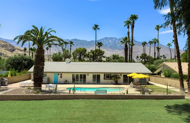 The Cowabunga House! - An Art Inspired Home Seated on Historic Golf Resort.