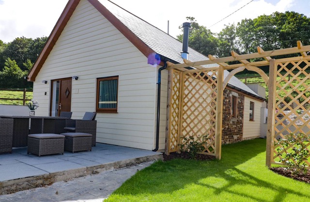 THE COWSHED, pet friendly, luxury holiday cottage in Porth