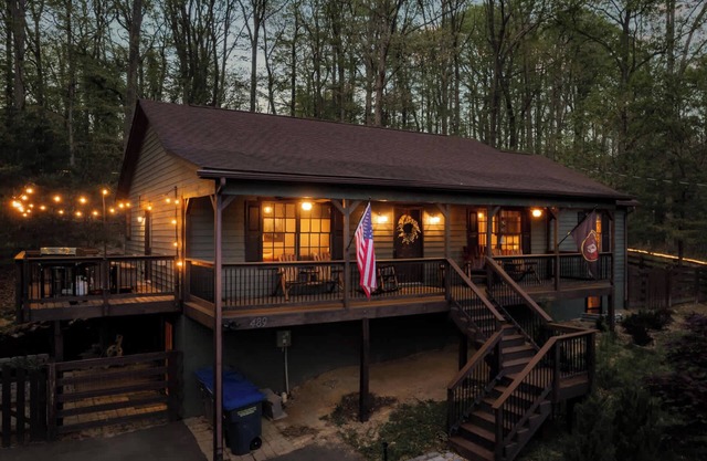 The Cozy Bear Cabin | Hot Tub, Fenced Yard, Games