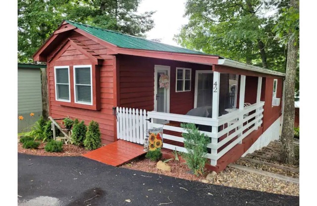 The Cozy Cardinal 2-bedroom cottage w/pool access, Wi-Fi