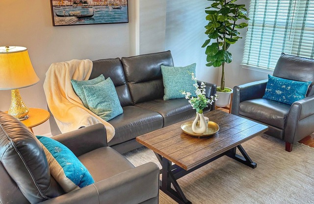 The Cozy Corner, 2-bedroom townhome in charming Newark with WiFi, and parking