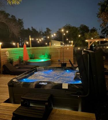 The Craftsman on Clay-Downtown-4 Blocks to Silos-Hot Tub and Cowboy Pool