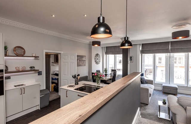 THE CROWS NEST, family friendly, character holiday cottage in Buxton