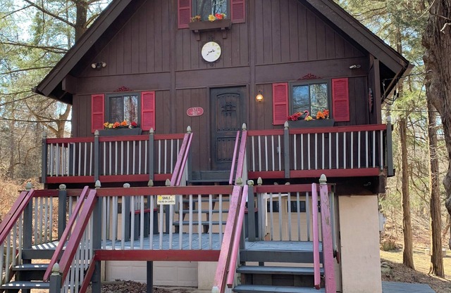 The Cuckoo Chalet, Get-Away Cabin near Historic Harpers Ferry, West Virginia