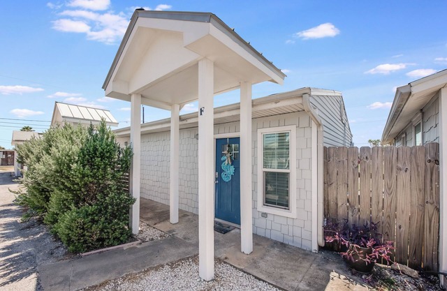 The cutest cottage in all of Port Aransas! Cottage for 2, Close to the beach