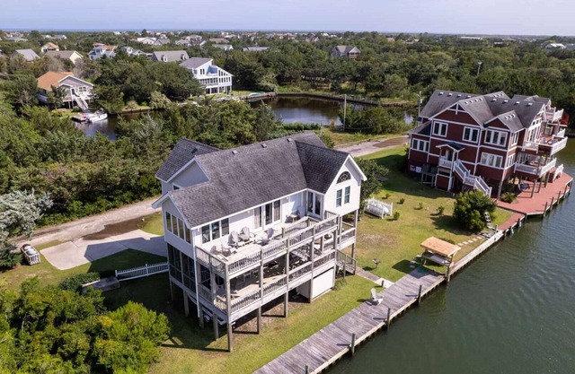The Dock House: Waterfront on canal in Oyster Creek