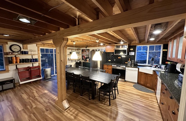 The Douglas Boathouse! Amazing location/Sleeps 20 in comfort/all ages friendly