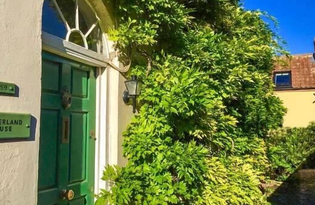 THE EAST WING, character holiday cottage, with a garden in Hutton