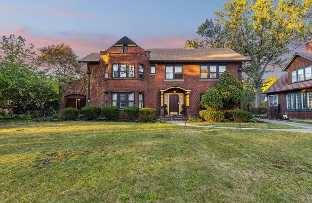 The Edgewater Estate- 7500 sqft of Indoor & Outdoor Fun!