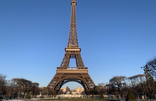 The Eiffel Tower is just a minute's walk away! Nice, comfortable family apartment