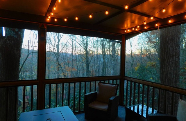 The Elk Chalet: King Bed Suite, Hot Tub w/S'mores Bar & Putt-Putt!⛳️
