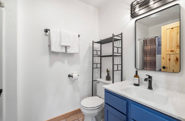 The Emerald Lodge: 5BR Sleeps 21 - Chain O'Lakes - Grill - Fire Pit - Game Room