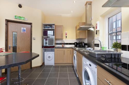 The Emporium Contractors Accommodation - Your own City Centre Self Catering Accommodation by Victoria Centre Shopping Centre with 3 Bathrooms - Full Kitchen to Cook as you would at home - Parking for Cars or High Top Vans at five pounds a day