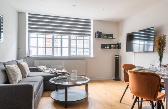 The Eyre Suite Six - Farringdon - by Frankie